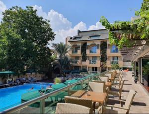 アンタルヤにあるAmbassador Hotel & Spa- All Inclusiveのホテルのプールの景色を望めます。