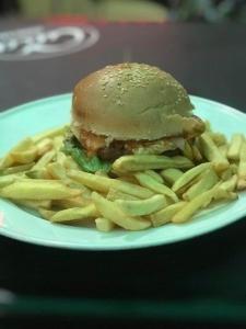 um prato de comida com uma sanduíche e batatas fritas em Hospedaria Restaurante Xeque Mate em Luanda