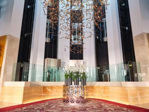 eine Vase mit Blumen vor einem Gebäude in der Unterkunft Hilton Baku in Baku