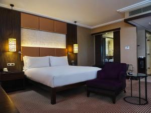 Postel nebo postele na pokoji v ubytování Hilton Baku