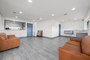 een woonkamer met 2 banken in een kamer bij Econo Lodge Inn & Suites Sealy in Sealy +52 foto's