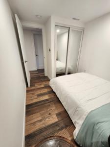 Dormitorio pequeño con cama y espejo en HomeSmart: Cozy Charm Meets High-Tech in Prime Area en Seattle