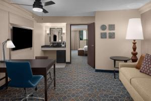 Embassy Suites by Hilton Phoenix Biltmore的电视和/或娱乐中心