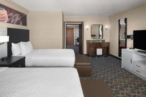 Embassy Suites by Hilton Phoenix Biltmore的电视和/或娱乐中心