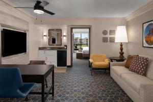 uma sala de estar com um sofá e uma mesa em Embassy Suites by Hilton Phoenix Biltmore em Phoenix