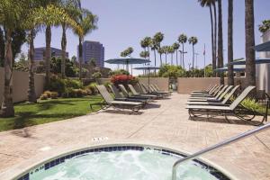 Embassy Suites by Hilton San Diego La Jolla内部或周边的泳池