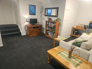 - un salon avec un canapé et une table dans l'établissement The Bunker Torbay, à Auckland