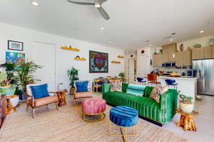 een woonkamer met een groene bank en stoelen bij #5542 Bespoke Desert Bungalow in Palm Springs