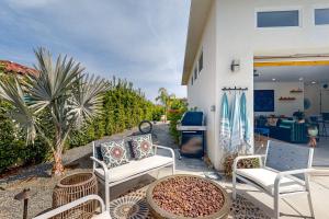 een patio met stoelen en tafels en een huis bij #5542 Bespoke Desert Bungalow in Palm Springs