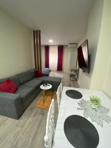 - un salon avec un canapé et une table dans l'établissement Chlo apartment 5 Tirane, à Tirana