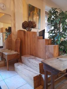 a room with a wooden bench and a table at GITE LARIBOISIERE PLAIN-PIED en REZ DE CHAUSSEE in Fougères