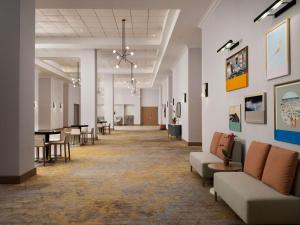 korytarz z kanapami i stołami w budynku w obiekcie Hotel Zessa Santa Ana, a DoubleTree by Hilton w mieście Santa Ana