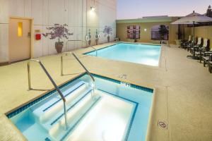 una gran piscina en una habitación de hotel en Hotel Zessa Santa Ana, a DoubleTree by Hilton, en Santa Ana