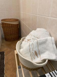 bañera en el baño con toalla en La casa di Beatrice, en Avola
