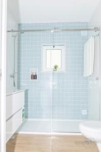 Ένα μπάνιο στο MC Suites Burgau with amazing front sea view