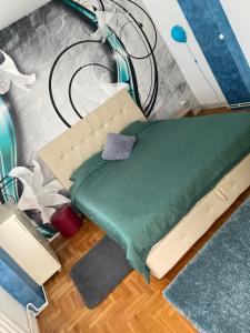 A bed or beds in a room at Apartman Aleksandar