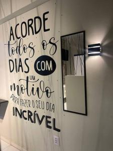 una puerta con un cartel en ella con un espejo en kitchenette espetacular na torre en João Pessoa