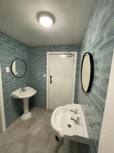 惠靈頓的住宿－全球背包客酒店，浴室设有2个水槽和2面镜子
