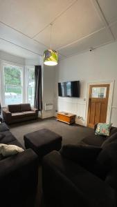 a living room with two couches and a couch at Worldwide Backpackers in Wellington