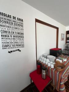 ein Zimmer mit einem Tisch mit Tassen und Tellern darauf in der Unterkunft Harmony Inn Miraflores in Lima