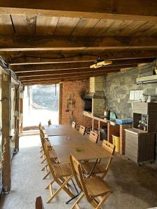 una sala da pranzo con un grande tavolo in legno e sedie di Vila Agata a Sinaia