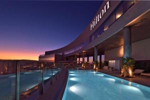 Hilton Tanger City Center内部或周边的泳池