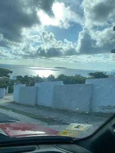 widok z samochodu drogi z białą ścianą w obiekcie Apartamento cerca de la playa w mieście Las Croabas