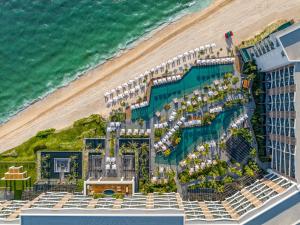 una vista aérea de un hotel en la playa en Waldorf Astoria Cancun en Cancún