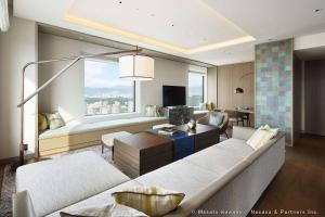 Hilton Hiroshima的电视和/或娱乐中心