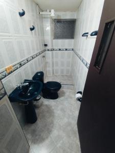 bagno con 2 servizi igienici e lavandino di Construyendo Sueños JL a Medellín