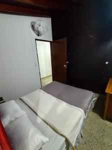 una piccola camera con due letti e una porta di Construyendo Sueños JL a Medellín