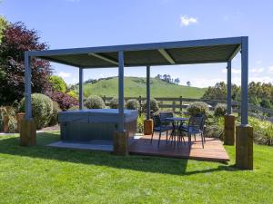 Zahrada ubytování Lake Taupō Luxury Views with Spa Pool