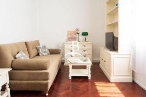 a living room with a couch and a tv at ¡Cómodo y tranquilo en zona privilegiada en Palermo! in Buenos Aires