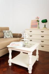 sala de estar con mesa de centro blanca y cómoda en ¡Cómodo y tranquilo en zona privilegiada en Palermo! en Buenos Aires