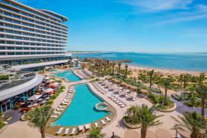 uma vista aérea de um resort com piscina e praia em Waldorf Astoria Lusail, Doha em Doha