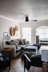 uma sala de estar com um sofá e uma mesa em IT'S A SHORE THING - stay, relax, & enjoy! em Clearwater Beach