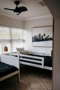 1 dormitorio con 2 camas y ventilador de techo en IT'S A SHORE THING - stay, relax, & enjoy! en Clearwater Beach