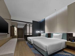 Postel nebo postele na pokoji v ubytování Hilton Zhuhai