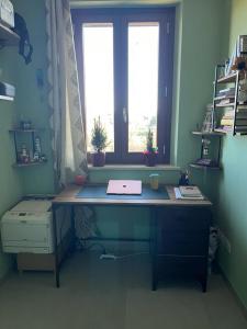 een bureau in een kamer met een raam bij Incanto e relax nel verde in Città della Pieve