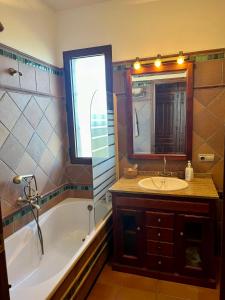 Ένα μπάνιο στο Casa Rural la Morera +21 φωτογραφίες