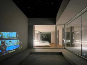 a room with a bedroom with a bed and a tv at Lix in Futtsu