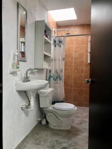 a bathroom with a toilet and a sink at Casa amplia y Cómoda in Chapulco