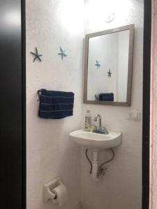 a bathroom with a sink and blue stars on the wall at Casa amplia y Cómoda in Chapulco