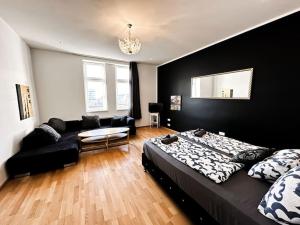 ein Schlafzimmer mit einem großen Bett und einem Sofa in der Unterkunft W Apartment - Brigittenau Area MM29 in Wien