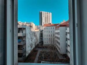 aus einem Fenster mit Stadtblick in der Unterkunft W Apartment - Brigittenau Area MM29 in Wien