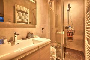 a bathroom with a sink and a shower at Trocadéro - Place de Mexico in Paris