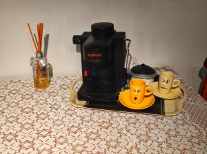 una cafetera sentada en una mesa con dos tazas en Apartamento Parque Itaimbé - Centro - Garagem, en Santa Maria 3 fotos más