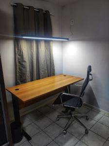 escritorio en una habitación con silla y luz en Apartamento Parque Itaimbé - Centro - Garagem, en Santa Maria