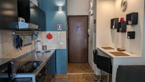 a small kitchen with a sink and a door at Lovely Firenze Open spaceCentrale Turismo e Work in Florence