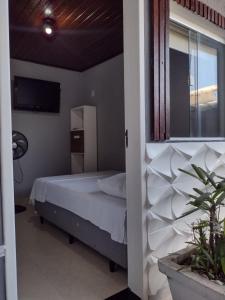 - une petite chambre avec un lit et une fenêtre dans l'établissement Suíte Verano 1,2,3 e 4, à Niterói